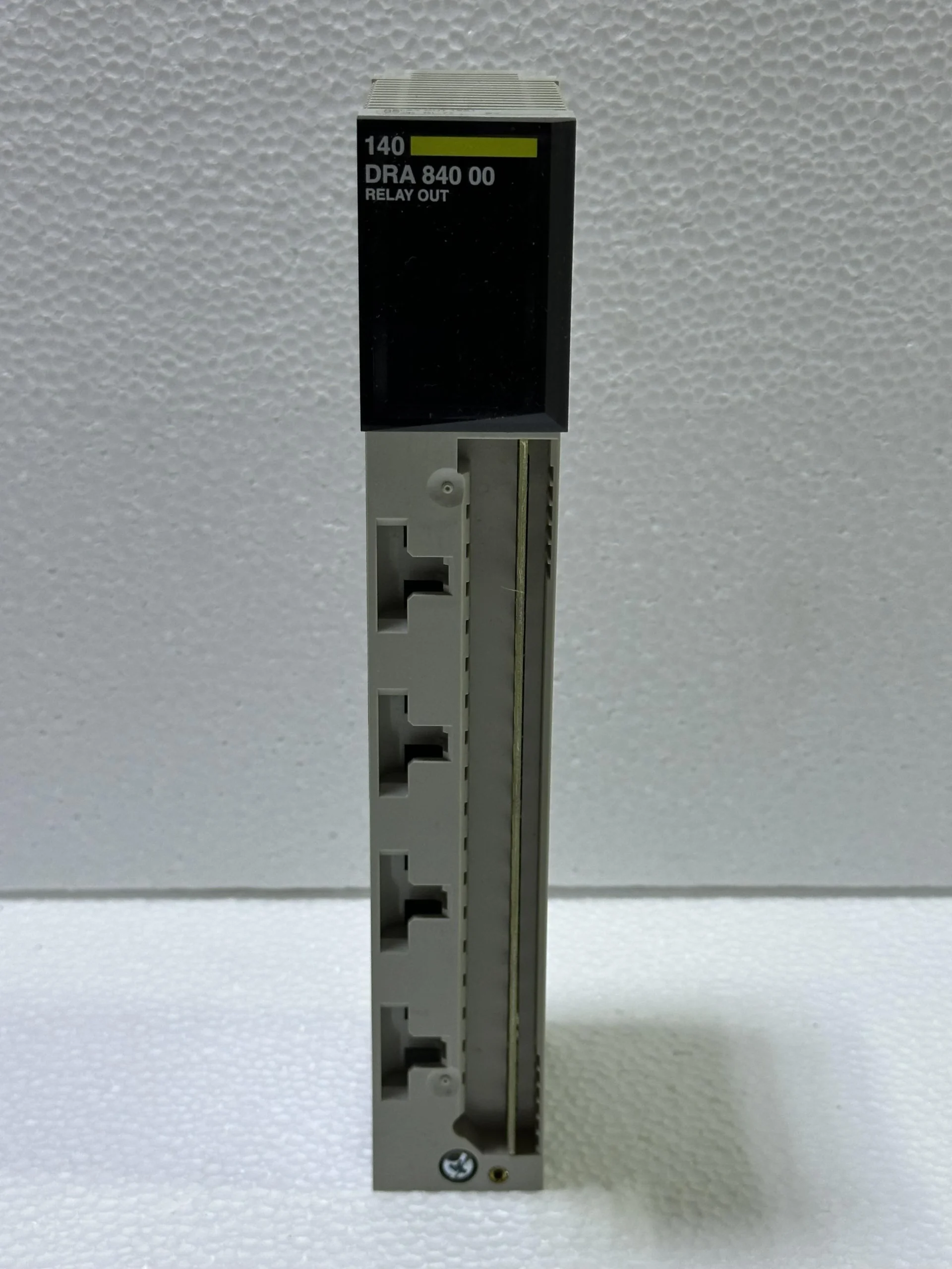 Schneider Electric 140DRA84000 Relay Output Module